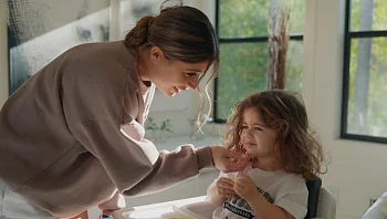 "הוא רוצה לחרפן אותי": לי מנסה ללמד את הבן שלה מילים בעברית