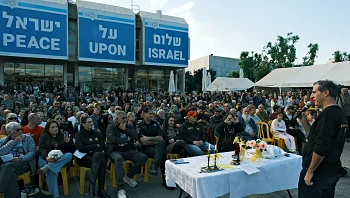 המונים הגיעו לקבלת שבת בכיכר החטופים: &quot;ישראל מחכה לרני&quot;