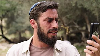 "נופל לי הלב, מה לא?": האם אימה של הלל מסרבת להצעת הנישואים?