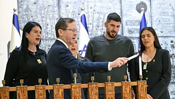 שורדי שבי הדליקו נר ראשון, עם משפחתו של רן גואילי