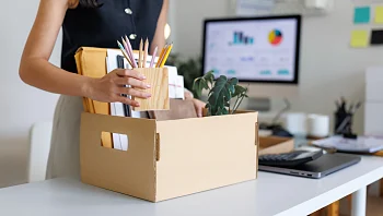 פוטרה מעבודתה כי הגיעה מוקדם מדי למשרד