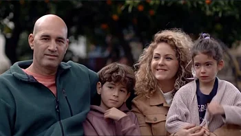 נר ראשון עם משפחת בלאו ששבה לבית שממנו פונתה בגבול הצפון