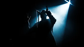 בקליניקה, במלון, ביאכטה: הזמר, מקורביו והחשד לעבירות מין