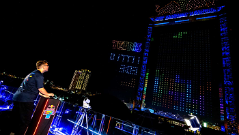 אליפות העולם בטטריס הוצגה באמצעות אלפי רחפנים