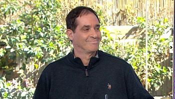 מים ואור במקום משחת שיניים? הטכנולוגיה שמשנה הרגל של עשרות שנים