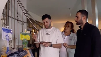 הדלקת נר שלישי עם הלוחם שהפך למשותק ב- 7.10 - וחזר לנגן בפסנתר