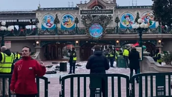 דיסנילנד טובעת בזבל: עובדי ניקיון מוחים במקום השמח בעולם