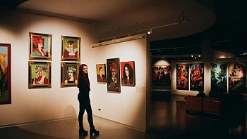 אומנות כמרחב שמאפשר לחשוב אחרת: איך חללים ותערוכות מעצבים גישה ומפתחים רעיונות?