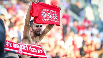 אחרי פסיקת בג"ץ: אוהדי הפועל נכנסו לבלומפילד עם חולצות המחאה