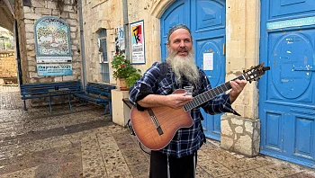 בין קודש לחול: יום טיול בעיר הרוחנית, המסתורית והאמנותית