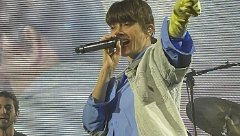 עם אף מדמם: נגה ארז כבשה את הבמה בקואצ'לה