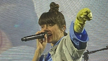 גם אחרי שהופיעה ברחבי העולם, נגה ארז עדיין נשמעת רעננה וחדה