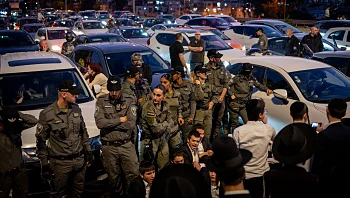 במחאה על מעצר עריקים: חרדים קיצוניים חסמו את כביש 4