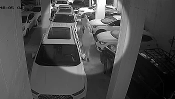 פרצו לחניון, לקחו מפתחות לרכבי יוקרה - ונתפסו על חם | תיעוד