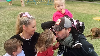 הפתעה! אנריקה איגלסיאס ואנה קורניקובה הורים לארבעה