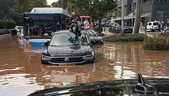 כ-40 מ"מ תוך שעה: גשמים והצפות בשרון, רכבים שקעו במים בנתניה