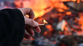 גבר הצית את עצמו בניסיון לשרוף בית של אישה