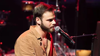 מגשים חלום: אלון אהל במופע חד-פעמי עם האמנים האהובים עליו