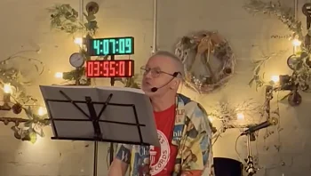 בניסיון לשבור את שיא העולם: שר שירי חג מולד במשך 42 שעות רצופות