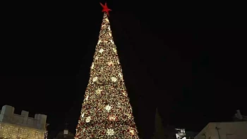 אחרי שנתיים של מלחמה: רבבות מבקרים בחגיגות חג המולד בנצרת