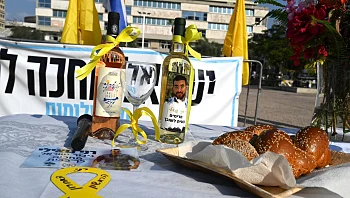 קבלת שבת בכיכר החטופים: "לא עושים דבר עד שרני חוזר הביתה"