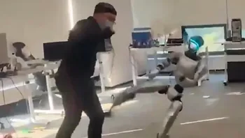 מתחת לחגורה: רובוט בעט בבעליו באזור רגיש