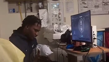 אוזניות ומסך בחדר לידה: אב שיחק בזמן שבת זוגו ילדה