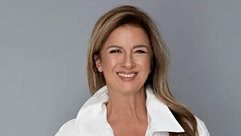 השחקנית שהפכה את אהבתה לפריז למופע: "ההנאה שם היא דרך חיים"