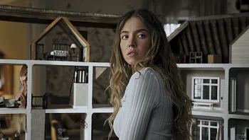 הסרט החדש בכיכוב סידני סוויני טיפשי ומוגזם, אך קל לזרום איתו