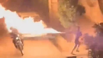 תיעוד מאיראן: מפגין בשיראז השתמש בלהביור נגד כוחות הביטחון