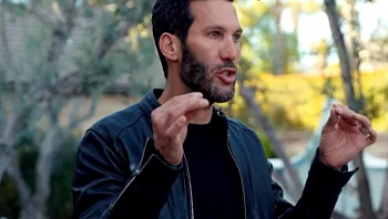 "אל תדבר אליי ככה": אסף מתכנן את מסיבת השנה - עד שהכול משתבש