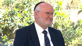 מירוץ סמכויות: מי באמת מחליט על המזונות של הילדים?