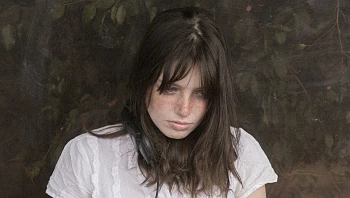 "אני חושבת עליך כל הזמן עדיין": הזמרת הצעירה חשופה מתמיד