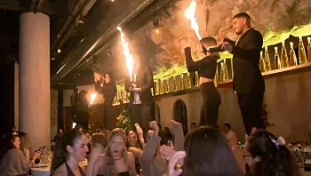 עולים של שולחנות: טרנד המסעדות שהופכות למסיבה כשהחושך יורד