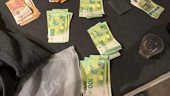 חזרה מחופשה בחו"ל - ומצאה שני שב"חים ישנים בסלון ביתה