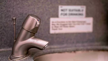 מחקר ענק קבע: הסיבה שלא כדאי לכם לשטוף ידיים בשירותי מטוסים