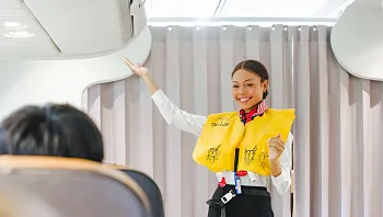 רמאות מהשמיים: הדיילת המזויפת שמסעירה את הרשת