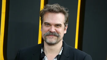 אחרי התלונות נגדו: כוכב "דברים מוזרים" החל טיפול פסיכותרפי