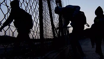 פצצה מתקתקת: כך נכנסים אלפי שב"חים לישראל - ומוחקים את עברם