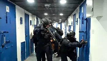 "הכי מסוכנים שיש": תיעוד מהכלא שבו מוחזקים מאות מחבלי נוח'בה