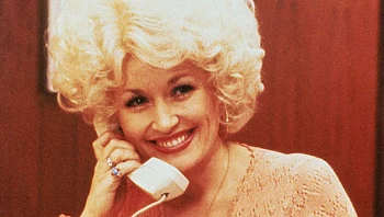 גם בגיל 80, דולי פרטון היא נכס צאן ברזל באמריקה השסועה מתמיד