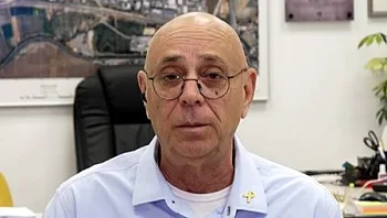 ראש העיר שהותקף בתוך בניין העירייה משחזר: "ראיתי את הטירוף בעיניו"