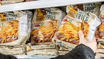 תעלומה גדולה: איך חוף ים התמלא בערימות של צ'יפס קפוא?