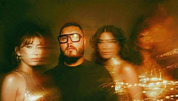 אחרי עשור: הזמר האהוב חוזר באלבום חדש ומסקרן - בעברית