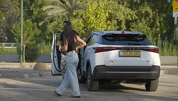 "הכי פאן שהיה": דביר מלמד את ליה איך לנהוג ברכב החשמלי של צ'רי