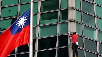 בשידור חי: טיפס על גורד שחקים ללא ציוד בטיחות - ושבר שיא