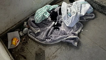 עטוף בשמיכה בחדר מדרגות: תינוק נטוש כבן שבוע אותר בחדרה