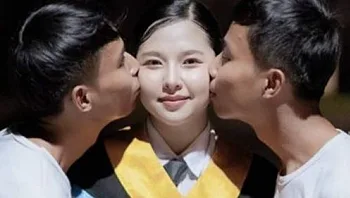 לא הצליחה לבחור: הבחורה שמנהלת זוגיות עם תאומים