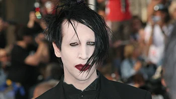 בגין תקיפה מינית: תביעה חדשה הוגשה נגד הזמר המפורסם