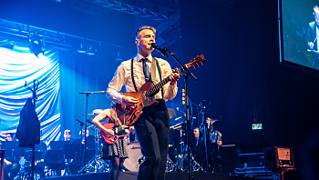 אסף אבידן הגיע לארץ - ונתן הופעה תיאטרלית-מוזיקלית מהפנטת